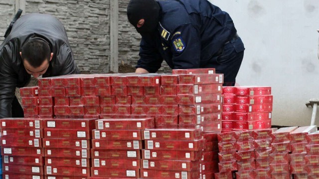 În noiembrie, anul trecut, oamenii legii au găsit aproape 20.000 de pachete de țigări de contrabandă în autoutilitara condusă de inculpat