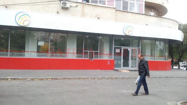 Unitatea care a aparținut Procredit Bank, în Rovine, nu mai este funcțională de aproximativ o lună și jumătate, spun localnicii, iar sigla cu denumirea băncii a fost dată jos de pe imobil (FOTO: Ramona Olaru)