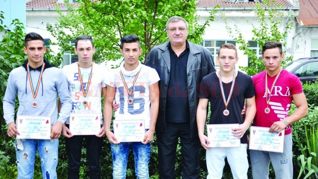 Cei cinci medaliați cu bronz de la CSM Craiova, alături de antrenorul Ion Joița