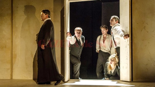 „Procesul“ lui Philip Glass pe scena Festivalului Internațional „Elena Teodorini“ (FOTO: www.walesonline.co.uk)