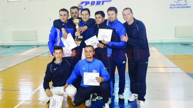 Spadasinii antrenaţi de Radu Podeanu (dreapta) au obţinut două medalii la Cupa României