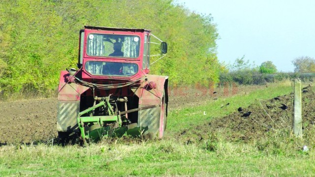 Agricultorii mai au doar câteva zile pentru depunerea cererilor de acordare a ajutorului  de stat pentru motorina folosită  (Foto: Eugen Măruţă)