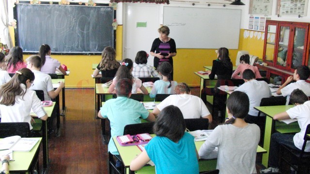 Elevii care au studiat în străinătate și solicită reînmatricularea într-o școală din județul Dolj trebuie primiți în clase chiar dacă nu au documentele care atestă echivalarea studiilor (Foto: GdS)