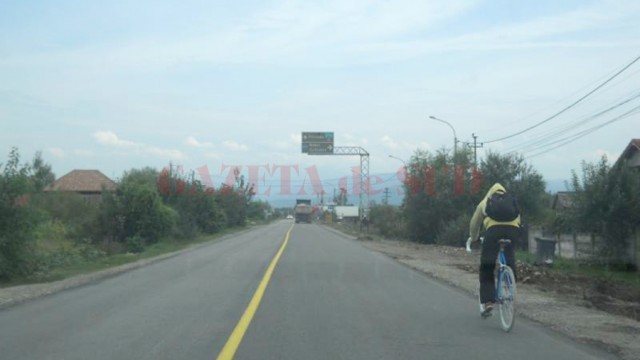 Mai sunt de asfaltat șapte kilometri de drum (Foto: Eugen Măruţă)