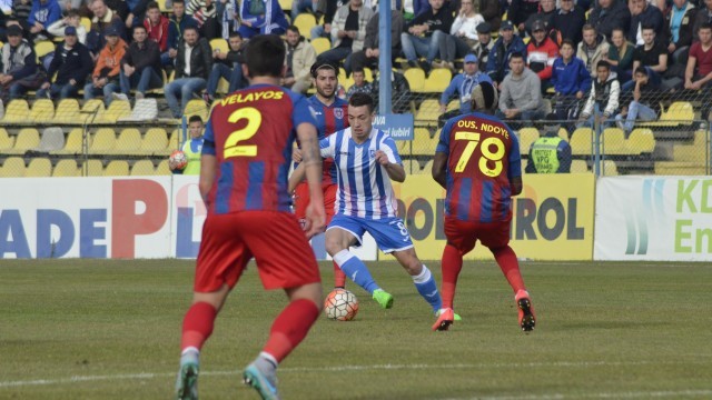 Alexandru Mateiu (la minge) a fost unul dintre cei mai buni jucători în meciul cu ASA Târgu Mureş (foto: Alexandru Vîrtosu)