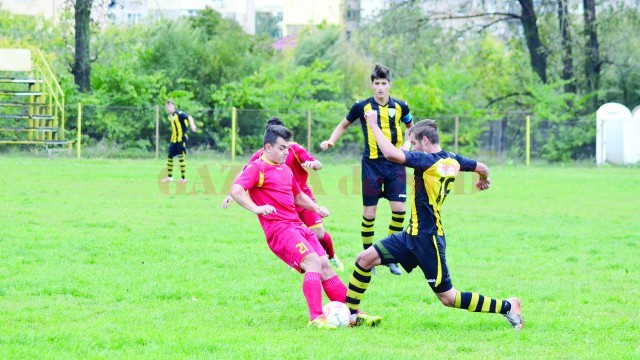 Fotbaliştii sub 19 ani ai CSU (în galben) traversează o perioadă bună (Foto: Alexandru Vîrtosu)