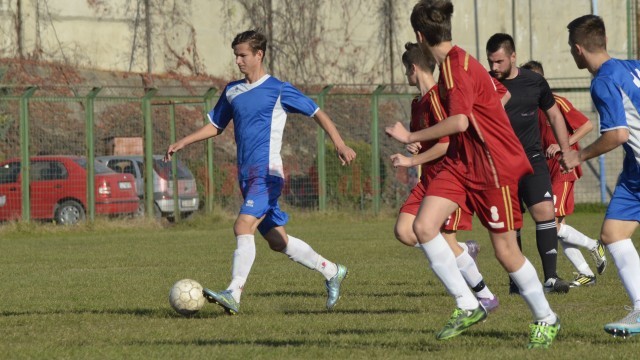 Deşi nu a marcat, Eusebiu Firu (la minge) a fost unul dintre cei mai buni jucători de pe teren (foto: Alexandru Vîrtosu)