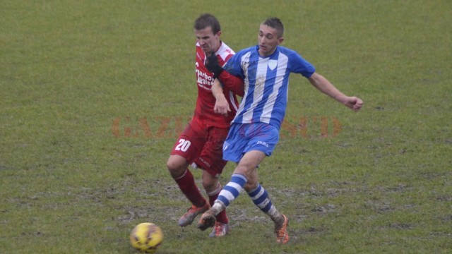 Lucian Scarlat (la minge) a revenit cu gol în echipa Craiovei (foto: Alexandru Vîrtosu)