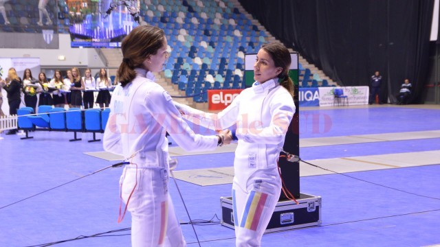 Loredana Dinu (dreapta), felicitată de Simona Pop