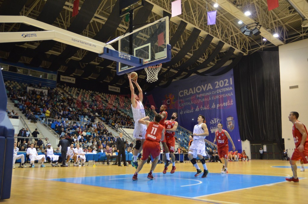 Cu 14 puncte marcate şi 11 recuperări, Bozovic (la minge) a reuşit un double-double (foto: Bogdan Grosu)