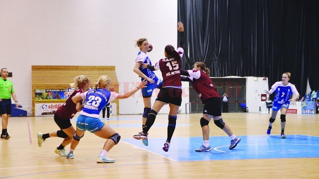 Jelena Zivkovic (la minge) crede că SCM poate elimina echipa din ţara sa natală (Foto: Bogdan Grosu)