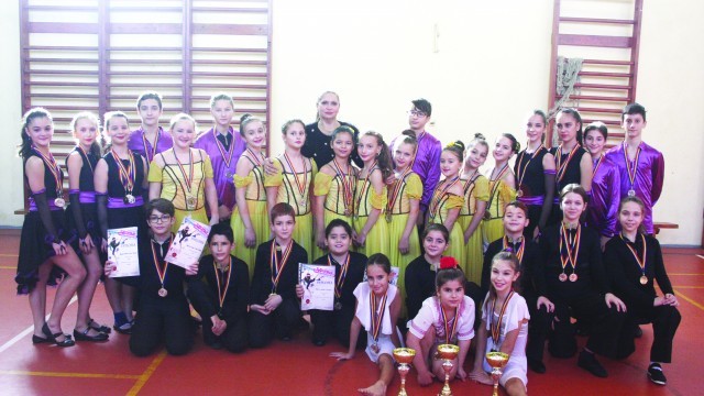 Dansatorii din Bănie au cucerit 17 medalii de aur la cel mai recent concurs, Campionatul European de la Timişoara (Foto: Marius Pampu)
