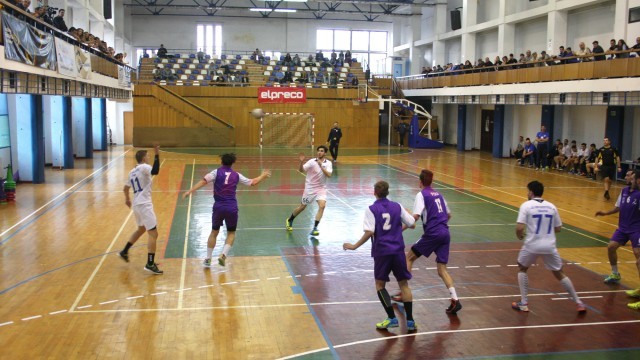 Craiovenii (în alb) şi-au îmbunătăţit golaverajul în meciul cu timişorenii (Foto: Daniela Mitroi-Ochea)