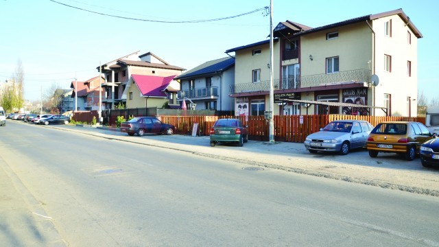 Zeci de case au fost construite în ultimul timp la marginea fostului parc, pe strada Constantin Brâncoveanu (Foto: Claudiu Tudor)