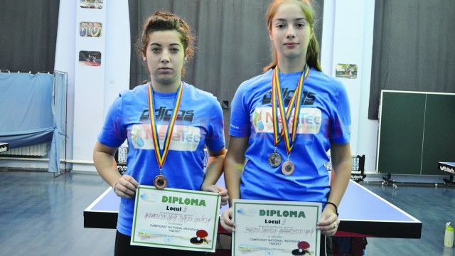 Oana Anghelescu (stânga) a obţinut o medalie, iar Daniela Bărzoi - două la competiţiile de la Câmpulung (Foto: Claudiu Tudor)