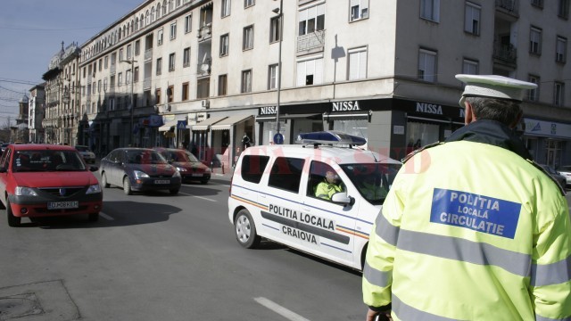 Polițiștii locali din Craiova vor un spor de 15% din salariul de bază, deoarece consideră că lucrează în condiții periculoase cum ar fi statul la calculator sau patrularea pe străzi (Foto: Arhiva GdS)