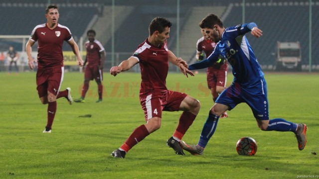 Mihai Răduț (la minge) a restabilit egalitatea în disputa cu FC Voluntari (foto: panduriics.ro)