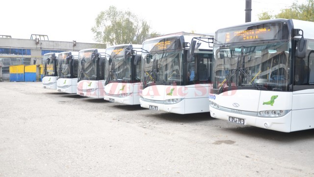Ieri au fost aduse șapte autobuze noi în Craiova (Foto: Claudiu Tudor)