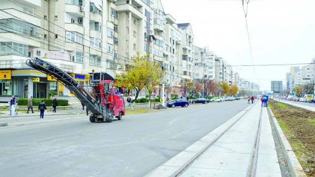 De astăzi, firul din dreapta al Căii București va fi asfaltat, iar circulația se va desfășura pe firul din imagine, asfaltat săptămâna trecută (Foto: Arhiva GdS)