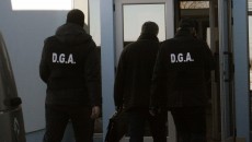 Procurorii DNA și ofițerii Serviciului Anticorupţie Dolj i-au ridicat joi pe cei trei suspecți (FOTO: pressaslert.ro)