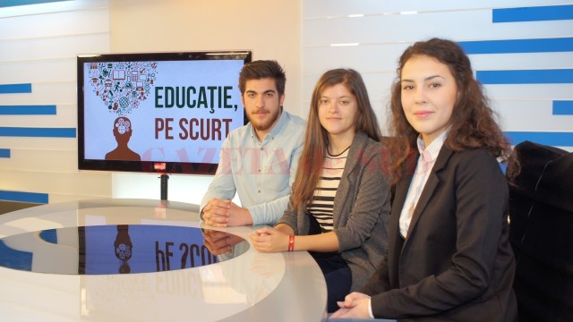 Alexandra Șuțu, Oana Ciobanu și Cosmin Lengyel, o parte din echipa AIESEC Craiova care îi încurajează pe studenți  să acceseze stagii de voluntariat sau internshipuri plătite în străinătate (Foto: Bogdan Grosu)
