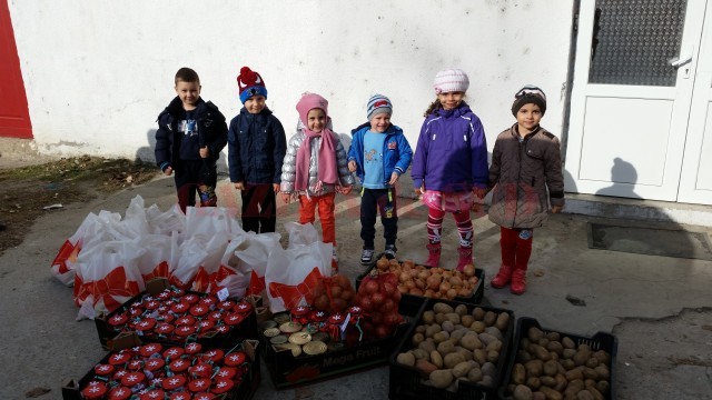 Unii dintre preșcolarii Grădiniței cu program prelungit „Piticot“ din Craiova, pregătiți să ducă daruri la Școala „Sfântul Mina“