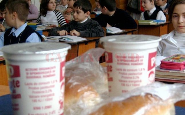 Zeci de copii au ajuns la spital după ce au consumat lapte, în două școli din Prahova (foto: Adevarul.ro)