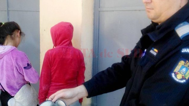 Cele două minore au fost prinse de un jandarm  din cadrul Grupării Mobile Craiova (Foto: Gruparea de Jandarmi Mobilă Craiova)