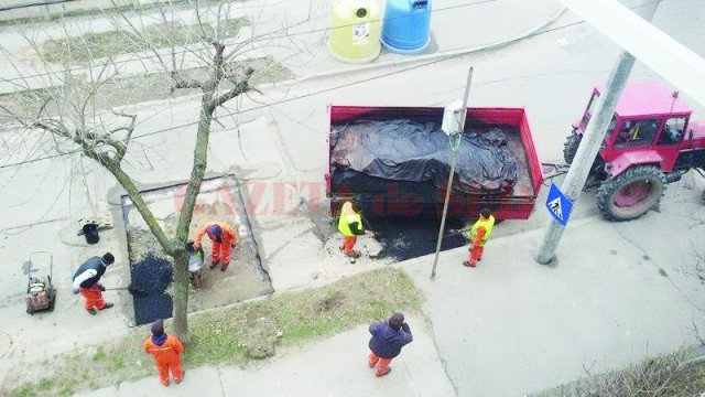 Groapa de pe strada Constantin Severneanu a fost astupată în câteva ore (FOTO: Cristian Ilie, cititor GdS)