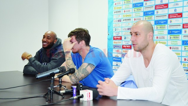 Travis Bureau (stânga), Vladimir Vuksanovic şi Cătălin Burlacu au vorbit despre meciurile viitoare (Foto: Alexandru Vîrtosu)