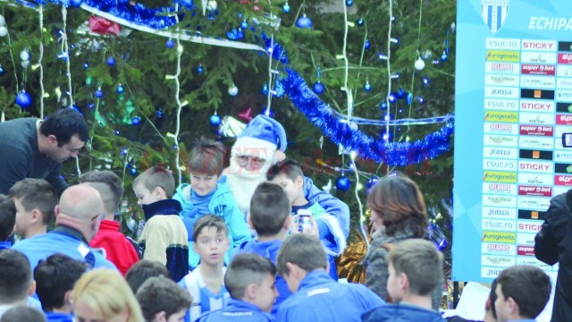 Moş Crăciun alb-albastru nu i-a ocolit nici în acest an pe juniorii de la CSU şi CSJ (Foto: Alexandru Vîrtosu)