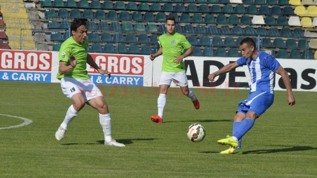 Mădălin Ciucă (stânga), fostul căpitan al defunctei FC Universitatea Craiova, a marcat unicul gol al meciului, iar Bawab şi colegii săi nu-şi revin (Foto: Alexandru Vîrtosu)
