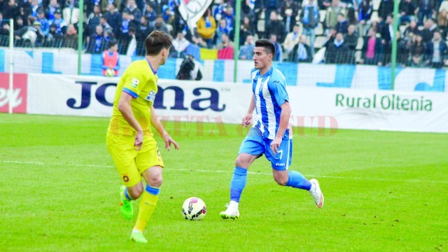 Marius Briceag (la minge) va juca împotriva Craiovei, deşi este legitimat la CSU (Foto: Alexandru Vîrtosu)