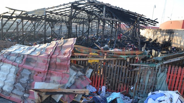 Ajutorul de urgenţă propus de Primăria Craiova pentru comercianţii afectaţi de incendiul din târg pare greu de acordat din punct de vedere legal (Foto: GdS)
