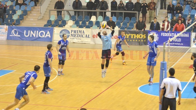 Voleibaliştii craioveni (în albastru) s-au impus după cinci seturi (Foto: Claudiu Tudor)