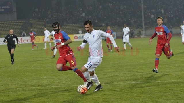 Andrei Ivan (la minge) a avut o singură dată ocazia să pedepsească Steaua, dar a greşit pasa spre Rocha (foto: csuc.ro)