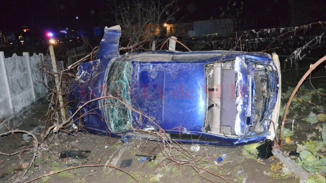 Un pasager din BMW-ul care s-a răsturnat a murit pe loc, iar șoferul și un alt pasager au fost răniți
