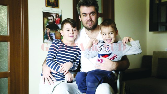 Alin Vîrtosu, alături de cei doi copilaşi, David şi Luca (Foto: Lucian Anghel)