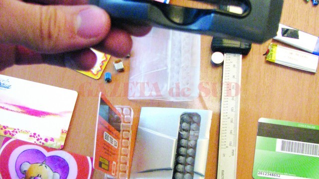 Ofițerii BCCO au găsit în bagajele celor trei craioveni aparatură pentru copierea datelor de pe cardurile bancare