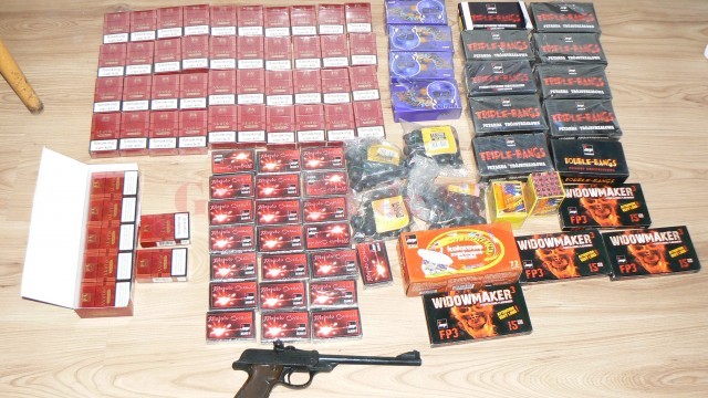 Polițiștii au ridicat mii de articole pirotehnice deținute ilegal, dar și țigări de contrabandă și un pistol cu aer comprimat (Foto: IPJ Dolj)