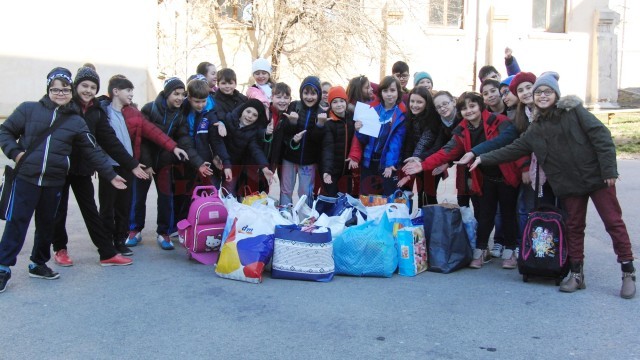 Școlarii de la Colegiul Național „Carol I“ din Craiova, cu o parte din cadourile pregătite  pentru copiii de la Lipovu (Foto: Bogdan Grosu)