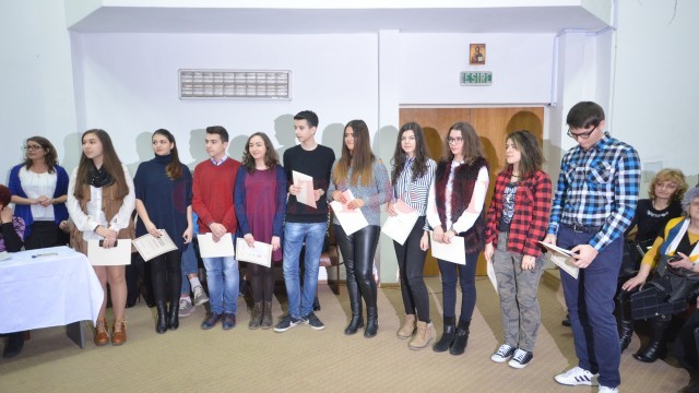 Elevii de zece la admiterea la liceu și la bacalaureat, premiați ieri la Inspectoratul Școlar Județean Dolj (Foto: Traian Mitrache)