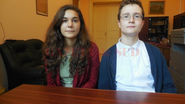 Mădălina Stănășel și Radu Romanescu, cei doi elevi de la Colegiul Național „Frații Buzești“ din Craiova, medaliați cu argint și bronz la Olimpiada Internațională de Științe pentru Juniori din Coreea de Sud