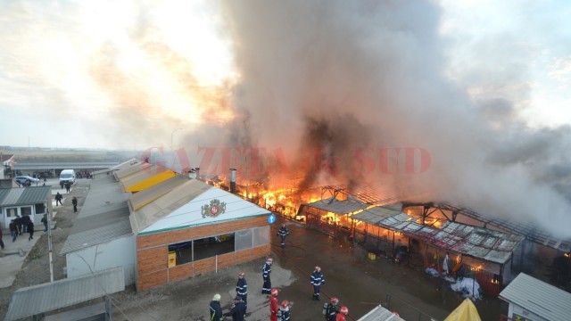Toate standurile unde se vindeau haine și încălțăminte second-hand au ars în urma unui incendiu izbucnit vineri în Târgul Municipal Craiova (Foto: Aldezir Marin)