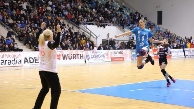 Jelena Zivkovic (la minge) a făcut un meci bun (foto: Lucian Anghel)