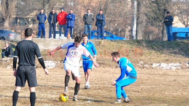 Adrian Cârstea (la minge) a marcat în poarta fostei sale echipe (foto: fcpodari.ro)