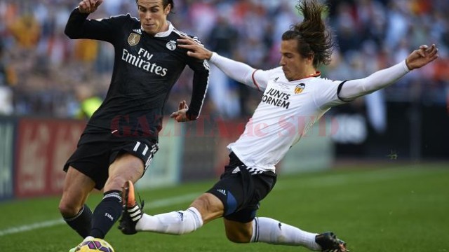 Gareth Bale (la minge) a marcat, dar nu a reuşit să facă diferenţa în meciul cu Valencia