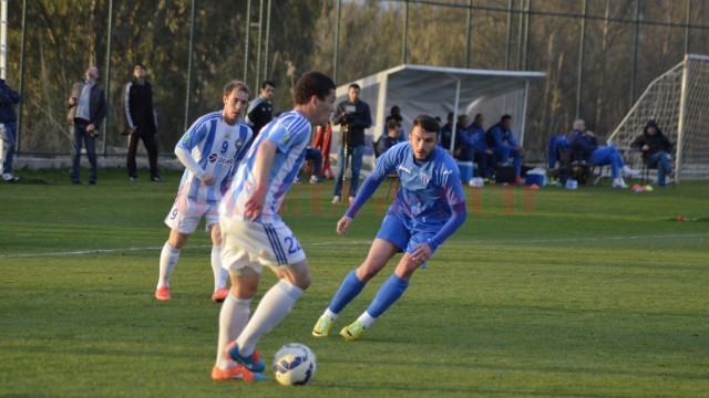 Andrei Hergheligiu (în albastru) a dat golul de „onoare” al Craiovei în meciul cu Austria Viena (foto: Alexandru Vîrtosu)