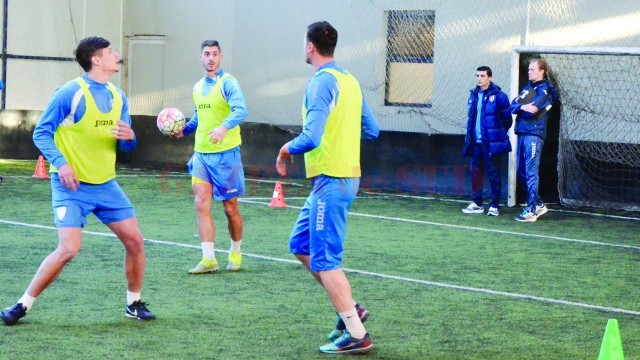 Daniel Mogoşanu şi Victor Naicu au comandat antrenamentul de dezmorţire al alb-albaştrilor (Foto: Alexandru Vîrtosu)