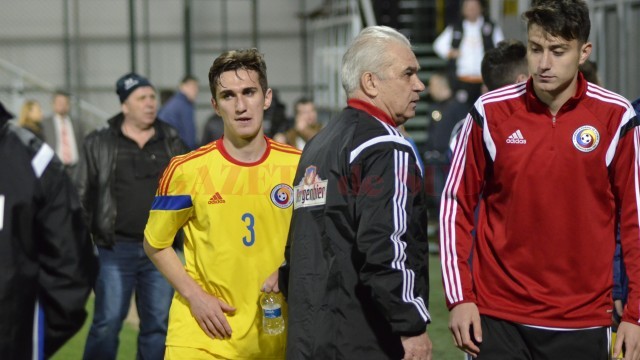 Bogdan Vătăjelu (în galben) ar putea fi titular în echipa României în amicalele din Antalya (foto: Alexandru Vîrtosu)